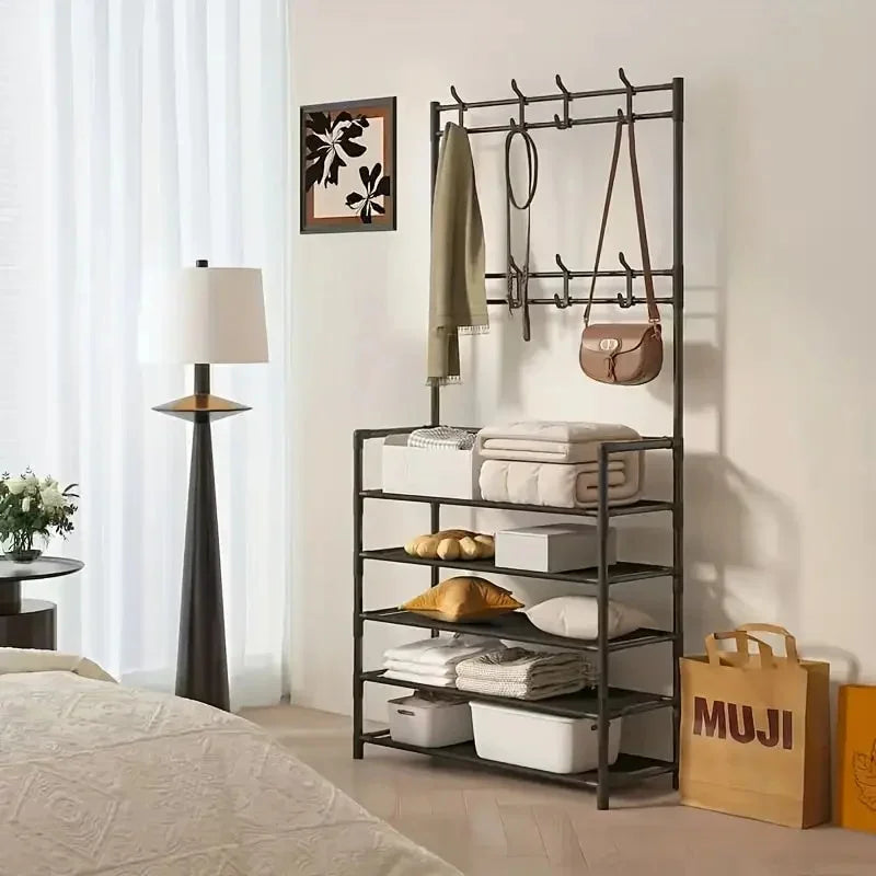 Μαύρη Ραφιέρα Παπουτσιών & Κρεμάστρα Wallex ErgoRack® τοποθετημένη σε είσοδο σπιτιού με παπούτσια και παλτά