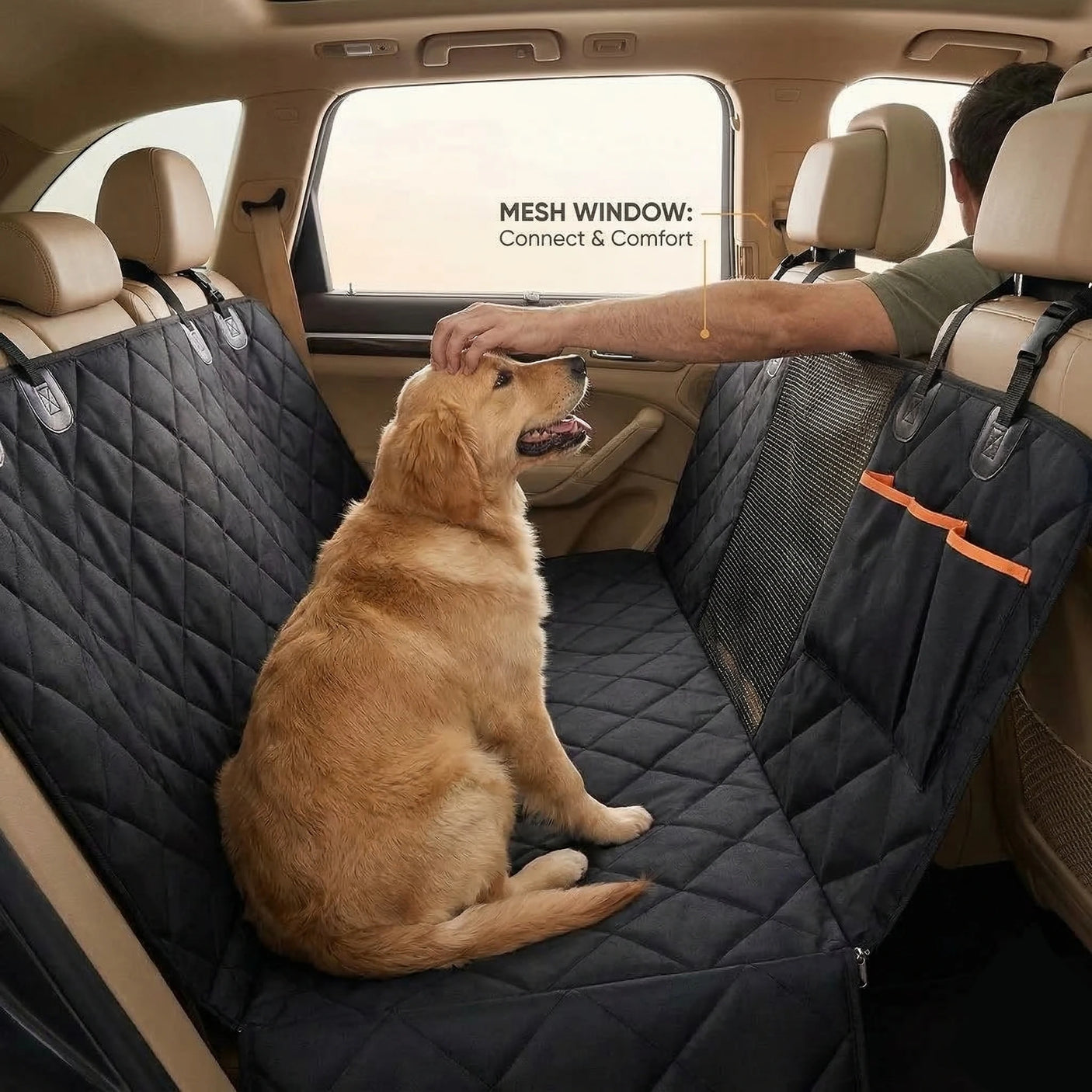 Σκύλος σε αυτοκίνητο με το κάλυμμα VSL Sports PetShield Pro® και το δίχτυ επικοινωνίας.