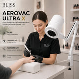 Bliss Cosmetics AeroVac Ultra X επαγγελματικός απορροφητήρας σκόνης νυχιών 80W με LED σε χρήση manicure