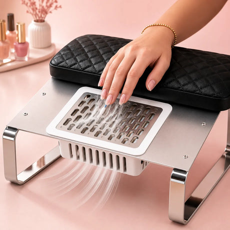 Bliss Cosmetics AirRest® απορροφητήρας σκόνης νυχιών με χέρι στο μαύρο μαξιλάρι στήριξης και αναρρόφηση σκόνης