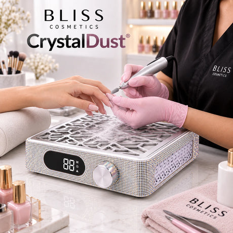 Bliss Cosmetics CrystalDust premium απορροφητήρας σκόνης νυχιών με στρας σε επαγγελματικό nail salon κατά τη χρήση e-file σε πελάτισσα