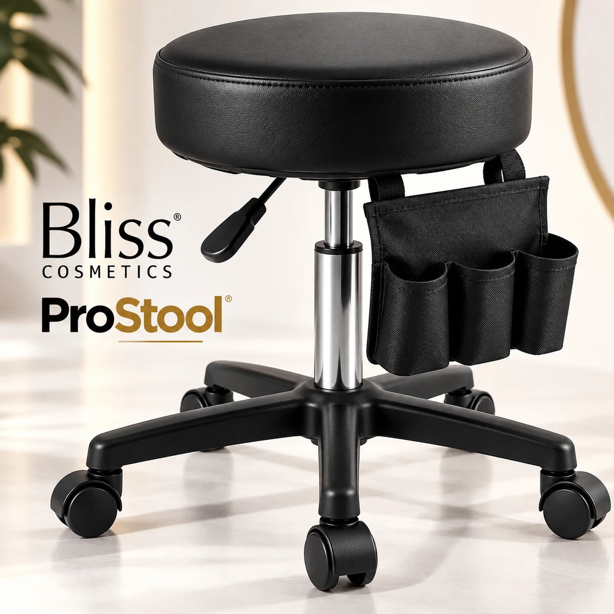 Bliss Cosmetics ProStool τροχήλατο σκαμπό αισθητικής με μαύρο κάθισμα, ρυθμιζόμενο ύψος, μαύρη βάση 5 τροχών και θήκη οργάνωσης 3 θέσεων.