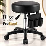 Bliss Cosmetics ProStool τροχήλατο σκαμπό αισθητικής με μαύρο κάθισμα, ρυθμιζόμενο ύψος, μαύρη βάση 5 τροχών και θήκη οργάνωσης 3 θέσεων.