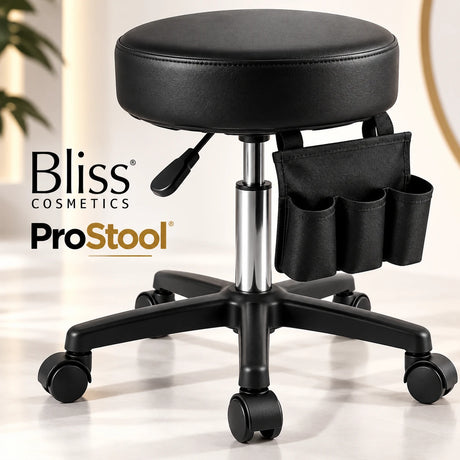 Bliss Cosmetics ProStool τροχήλατο σκαμπό αισθητικής με μαύρο κάθισμα, ρυθμιζόμενο ύψος, μαύρη βάση 5 τροχών και θήκη οργάνωσης 3 θέσεων.