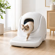 Αυτόματη λεκάνη γάτας CATLINK Baymax Lite Gray σε σύγχρονο σαλόνι με γάτα να εξέρχεται από τη συσκευή, προσφέροντας αυτόματο καθαρισμό, υγιεινή και άνεση στην καθημερινότητα
