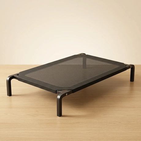 LeLo Pet AirLounge® Compact 92x60cm υπερυψωμένο κρεβάτι σκύλου και γάτας με αναπνεύσιμο ύφασμα mesh και μεταλλικό σκελετό σε μοντέρνο σαλόνι.