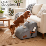 LeLo Pet CloudStep S2 γκρι σκαλοπάτια σκύλου 2 επιπέδων σε lifestyle χρήση, με σκύλο να ανεβαίνει με σταδιακά πατήματα προς τον καναπέ