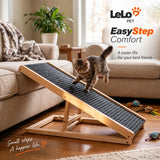 Γάτα χρησιμοποιεί τη LeLo Pet EasyStep Comfort ξύλινη ράμπα με αντιολισθητική επιφάνεια για άνετη πρόσβαση στον καναπέ