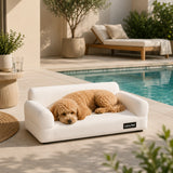 LeLo Pet PawLounge® Small λευκός καναπές κατοικιδίου σε σκεπασμένη βεράντα δίπλα σε πισίνα για άνετη ξεκούραση μικρόσωμου σκύλου στο wox.gr