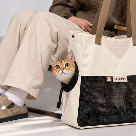 LeLo Pet UrbanTote κρεμ μπεζ τσάντα μεταφοράς γάτας με μεγάλο mesh αερισμού και γάτα να κοιτάζει από το ρυθμιζόμενο πλευρικό άνοιγμα κατά τη μετακίνηση