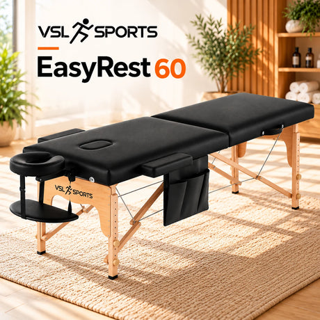 VSL Sports EasyRest 60 φορητό πτυσσόμενο κρεβάτι μασάζ 180×60cm με ξύλινο σκελετό, μαύρη επένδυση, προσκέφαλο, μπράτσα και πλαϊνή θήκη αποθήκευσης.