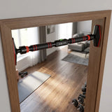 Ρυθμιζόμενο μονόζυγο πόρτας VSL Sports τοποθετημένο σε κάσα πόρτας σε σπίτι