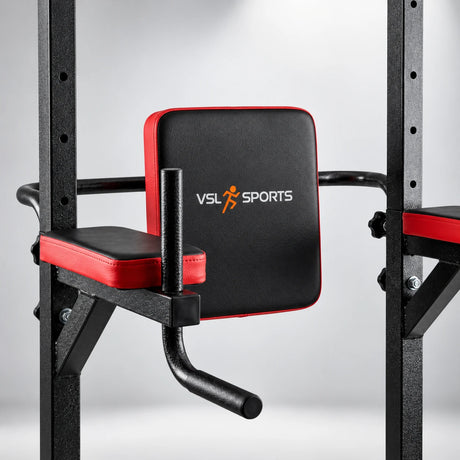 Κοντινή λεπτομέρεια του VSL Sports TitanTower Pro με επενδεδυμένο μαξιλάρι πλάτης, στηρίγματα αγκώνων και λαβές Captain’s Chair για ασκήσεις core