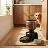 Wallex PetFeeder αυτόματο σύστημα ταΐσματος σε χώρο σπιτιού με σκύλο